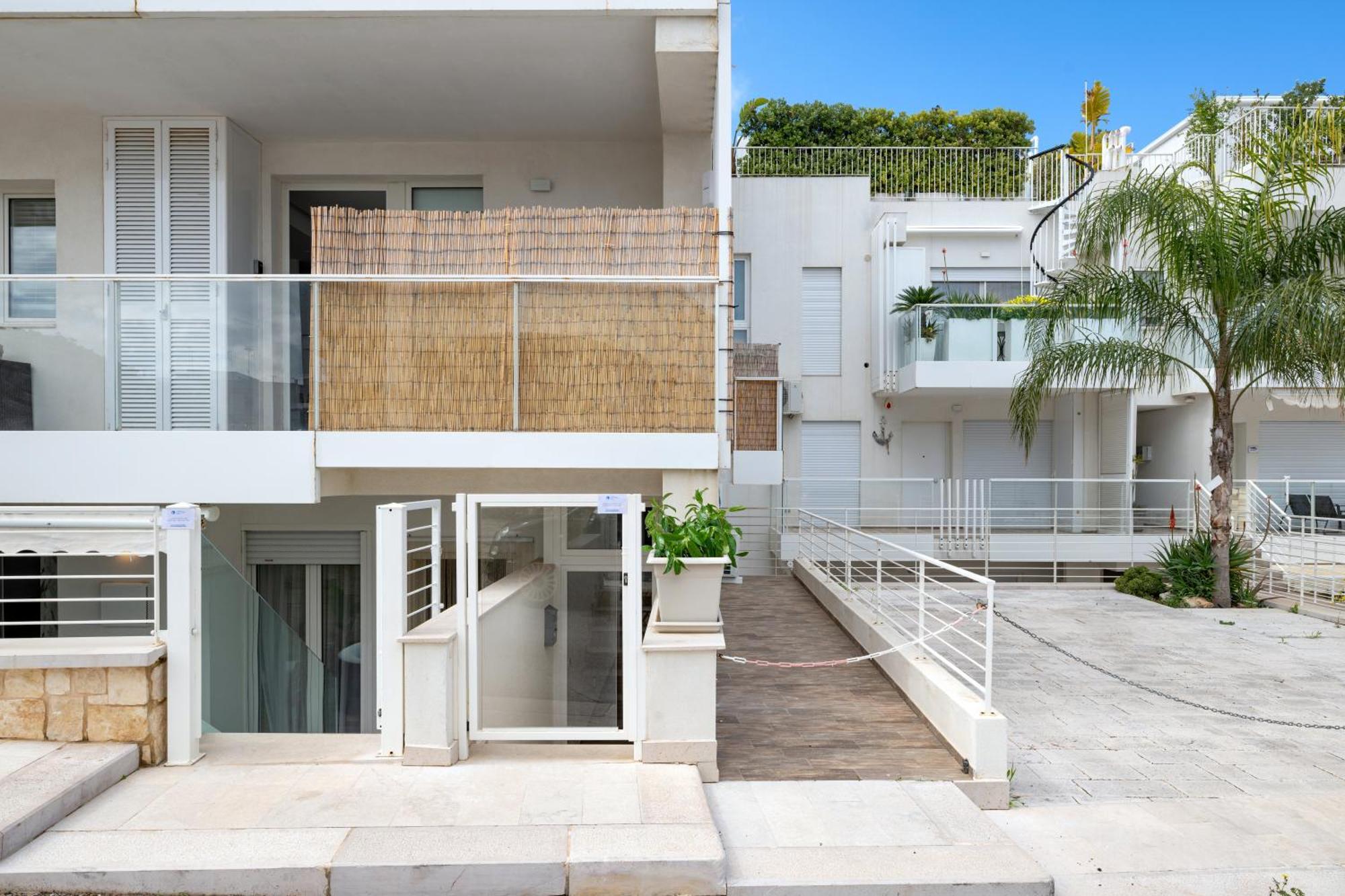 Cozy Marine Apt With Jacuzzi - 250Mt From Sea ポリニャーノ・ア・マーレ エクステリア 写真