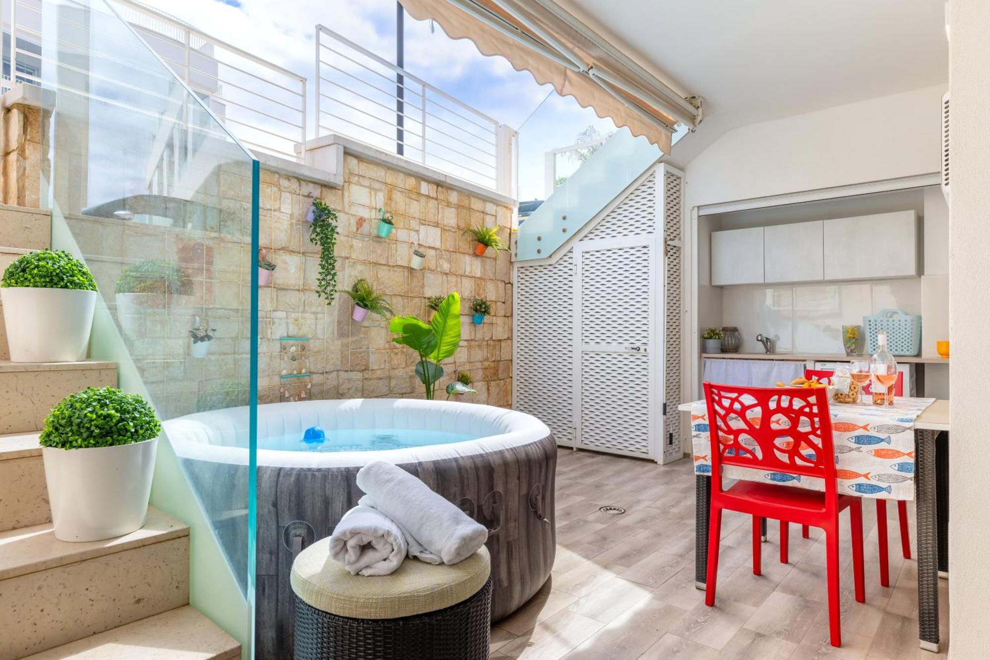 Cozy Marine Apt With Jacuzzi - 250Mt From Sea ポリニャーノ・ア・マーレ エクステリア 写真
